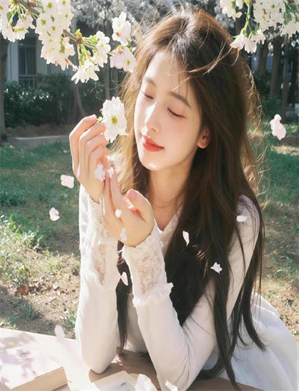 《芭比之海豚魔法英文版》美学价值分析：艺术美感与审美特征探讨，未删减版